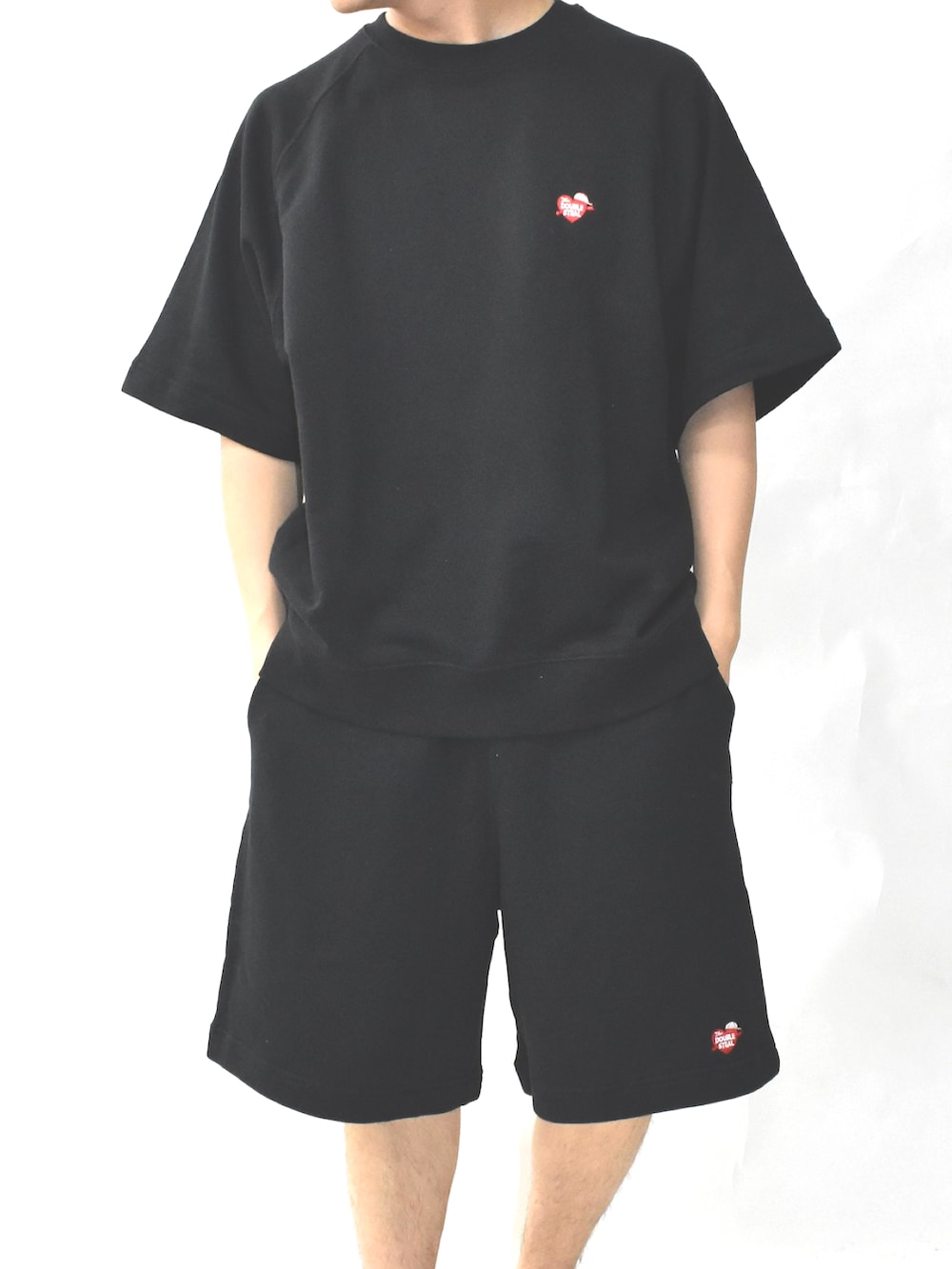 ブラック系のスニーカー、グレー系のスウェットパンツ、グレー系のTシャツ/カットソーを着用したメンズの春コーディネートの2枚目の写真