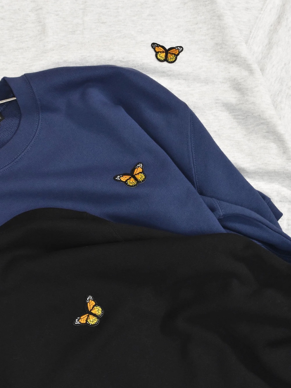 ブラック系のスニーカー、ブルー系のスウェットパンツ、ブルー系のスウェットを着用したメンズの夏コーディネートの4枚目の写真