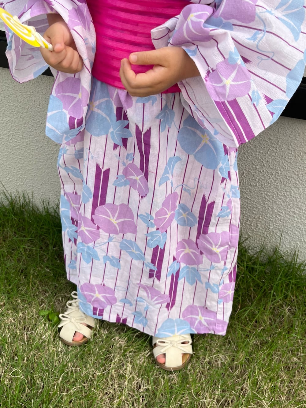 パープル系の浴衣を着用したキッズの春コーディネートの5枚目の写真