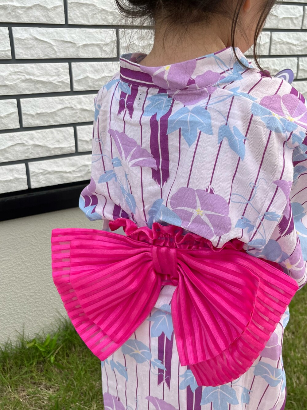パープル系の浴衣を着用したキッズの春コーディネートの4枚目の写真