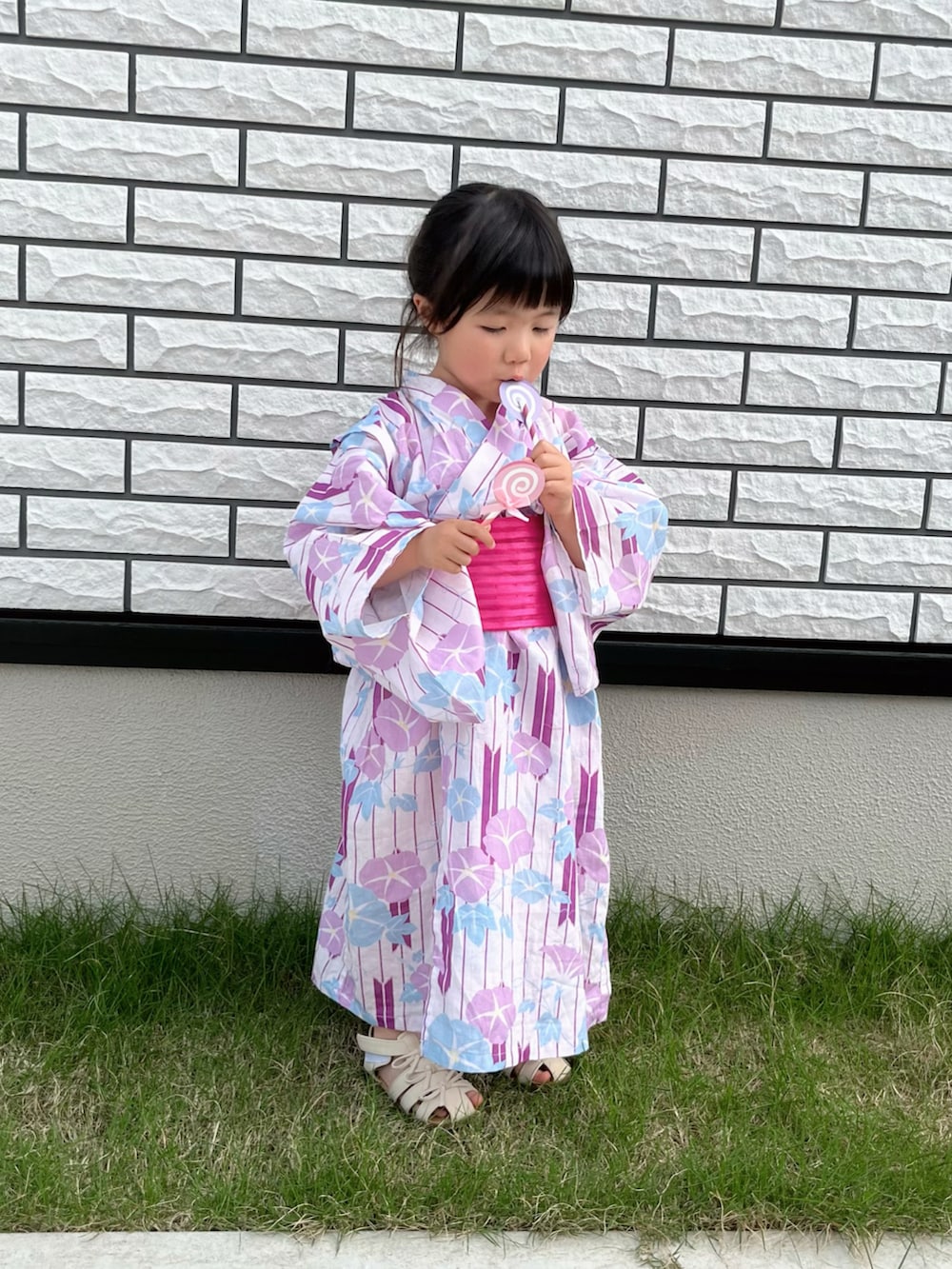 パープル系の浴衣を着用したキッズの春コーディネートの2枚目の写真