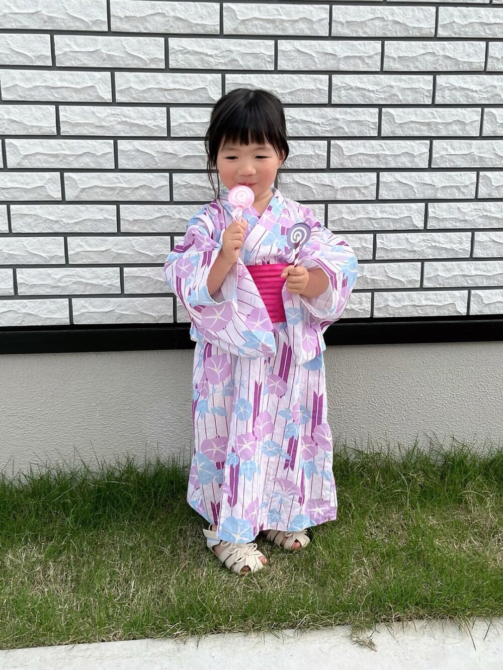 パープル系の浴衣を着用したキッズの春コーディネートの3枚目の写真