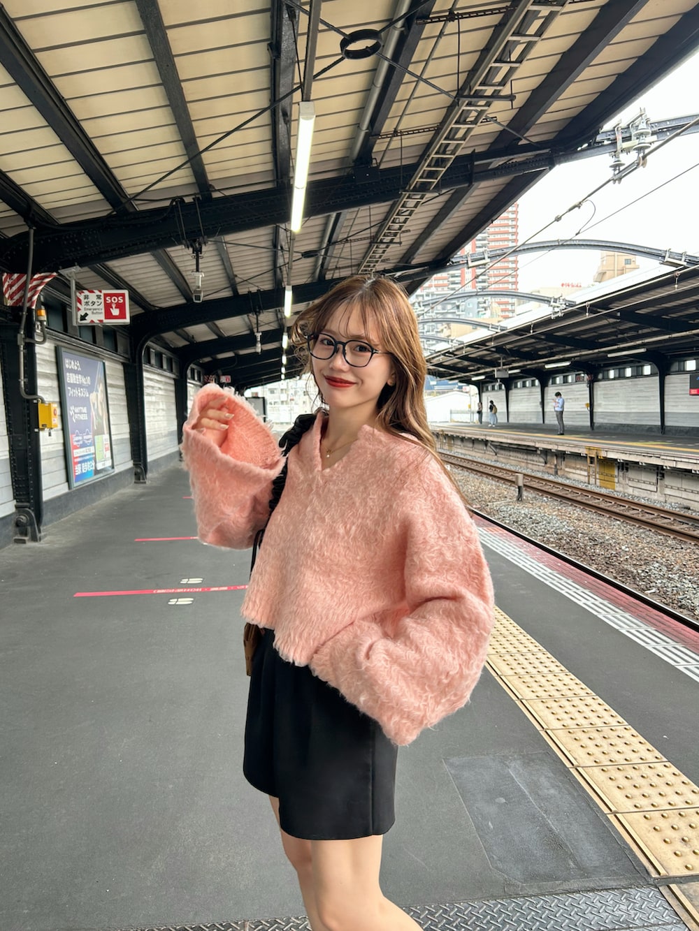 ピンク系のニット/セーターを着用したレディースの秋コーディネートの2枚目の写真