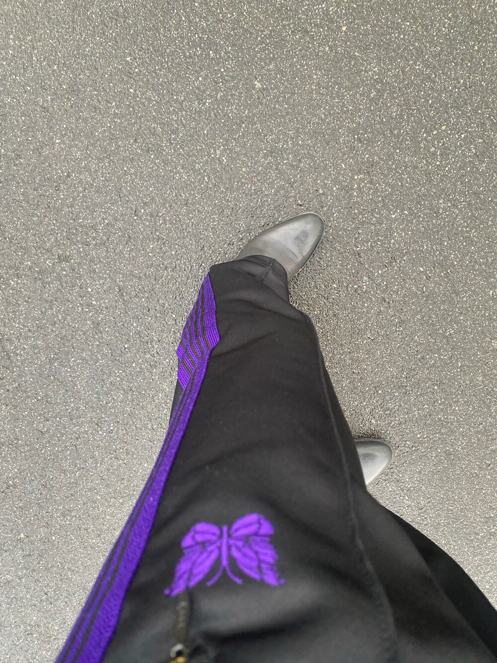 ブラック系のその他パンツ、ブルー系のミリタリージャケット、ブラック系のブーツを着用したメンズの冬コーディネートの2枚目の写真