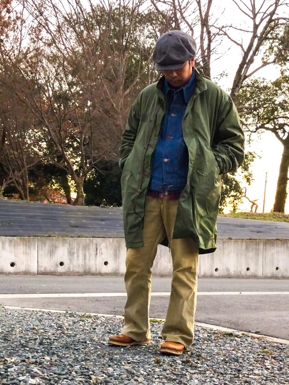 ブラウン系のブーツ、ベージュ系のその他パンツ、グリーン系のモッズコートを着用したメンズの冬コーディネートの2枚目の写真