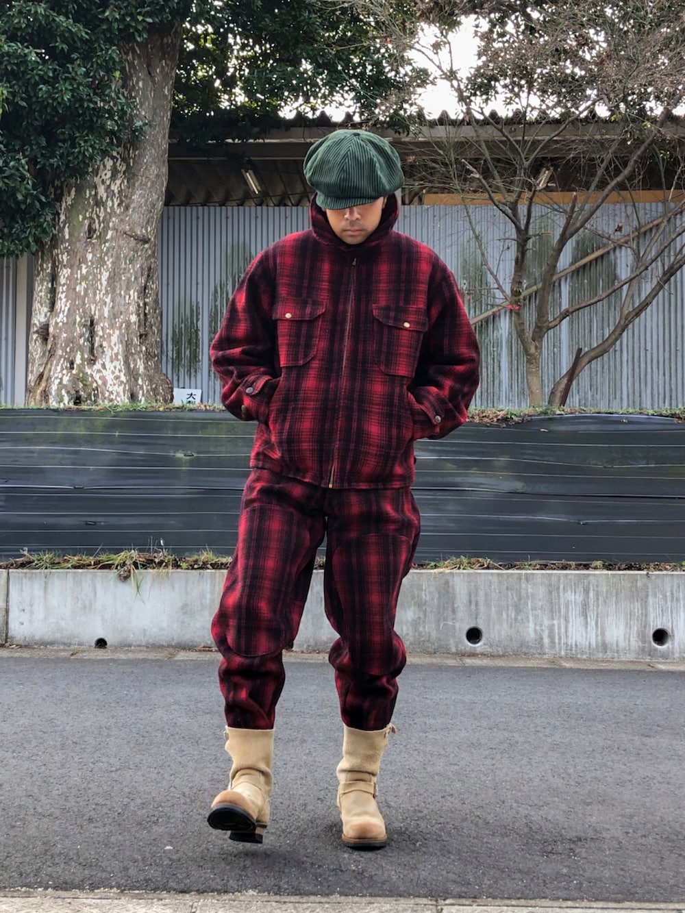 ベージュ系のブーツ、レッド系のその他パンツ、レッド系のジャケット/アウターを着用したメンズの冬コーディネートの2枚目の写真