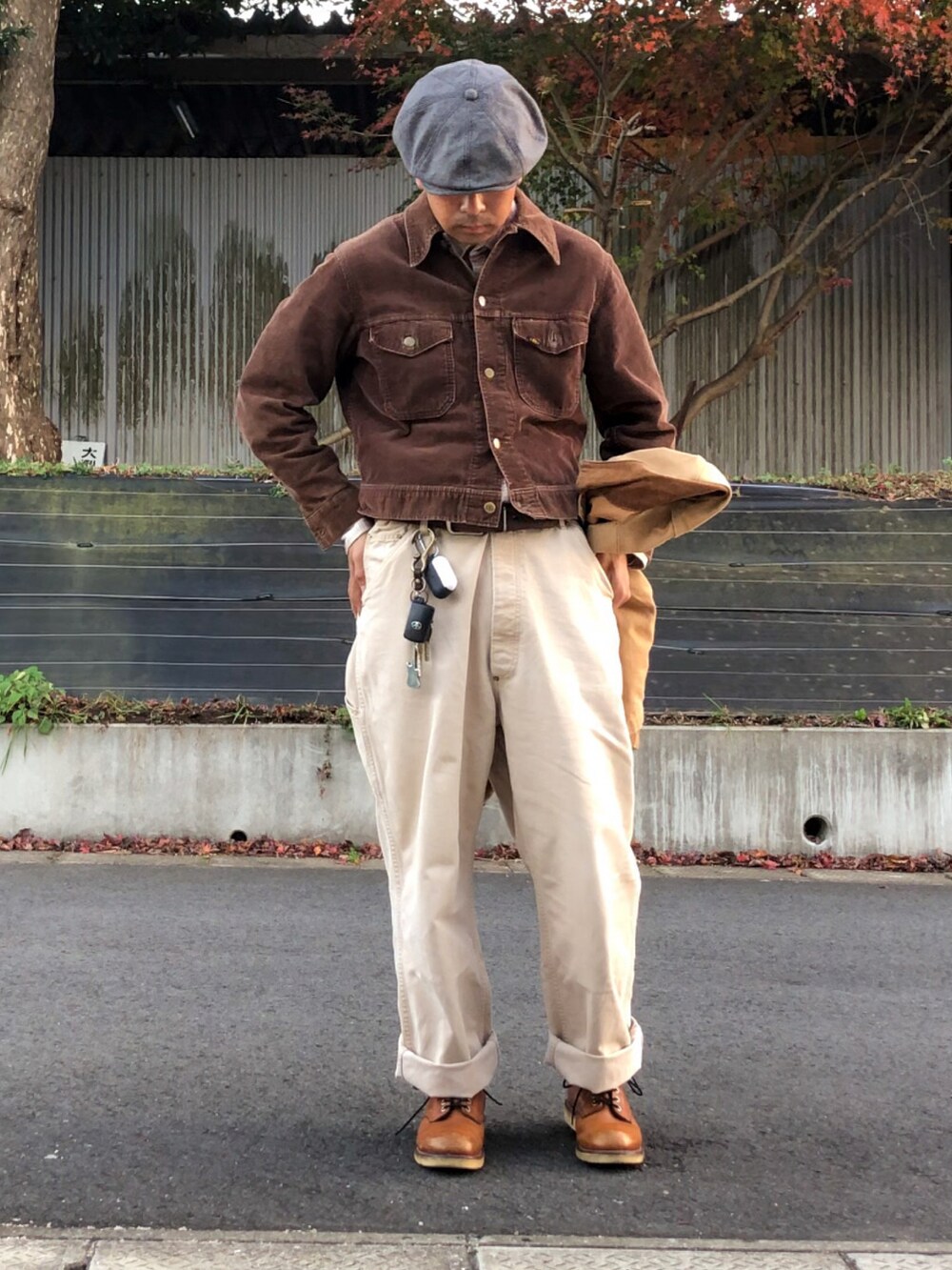 ブラウン系のブーツ、ベージュ系のパンツ、ブラウン系のジャケット/アウターを着用したメンズの秋コーディネートの2枚目の写真