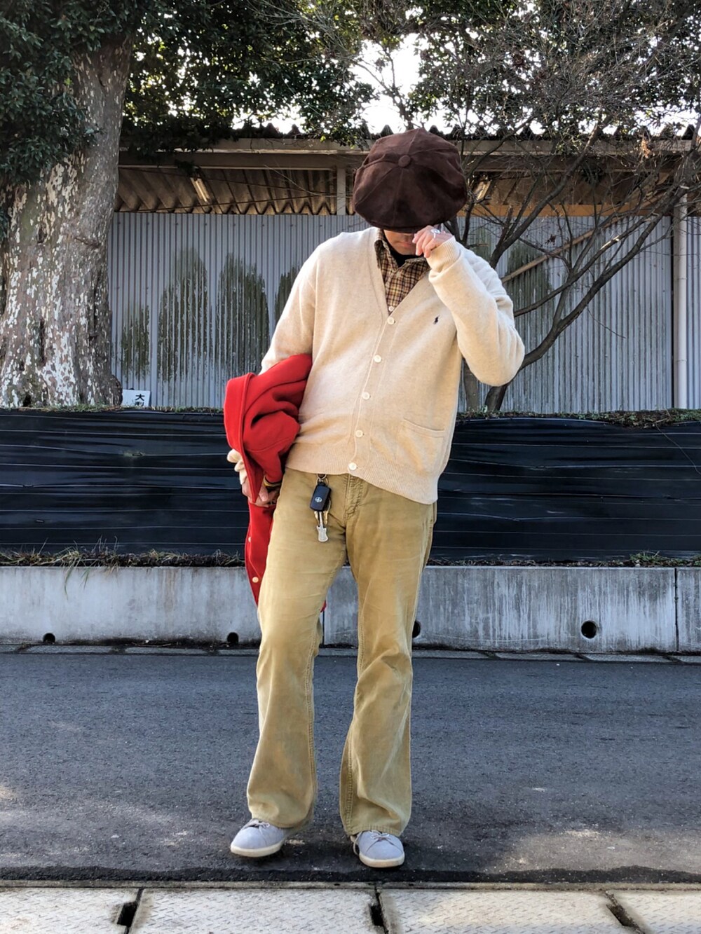 ベージュ系のその他パンツ、レッド系のスタジャン、ブラウン系のキャスケットを着用したメンズの冬コーディネートの3枚目の写真