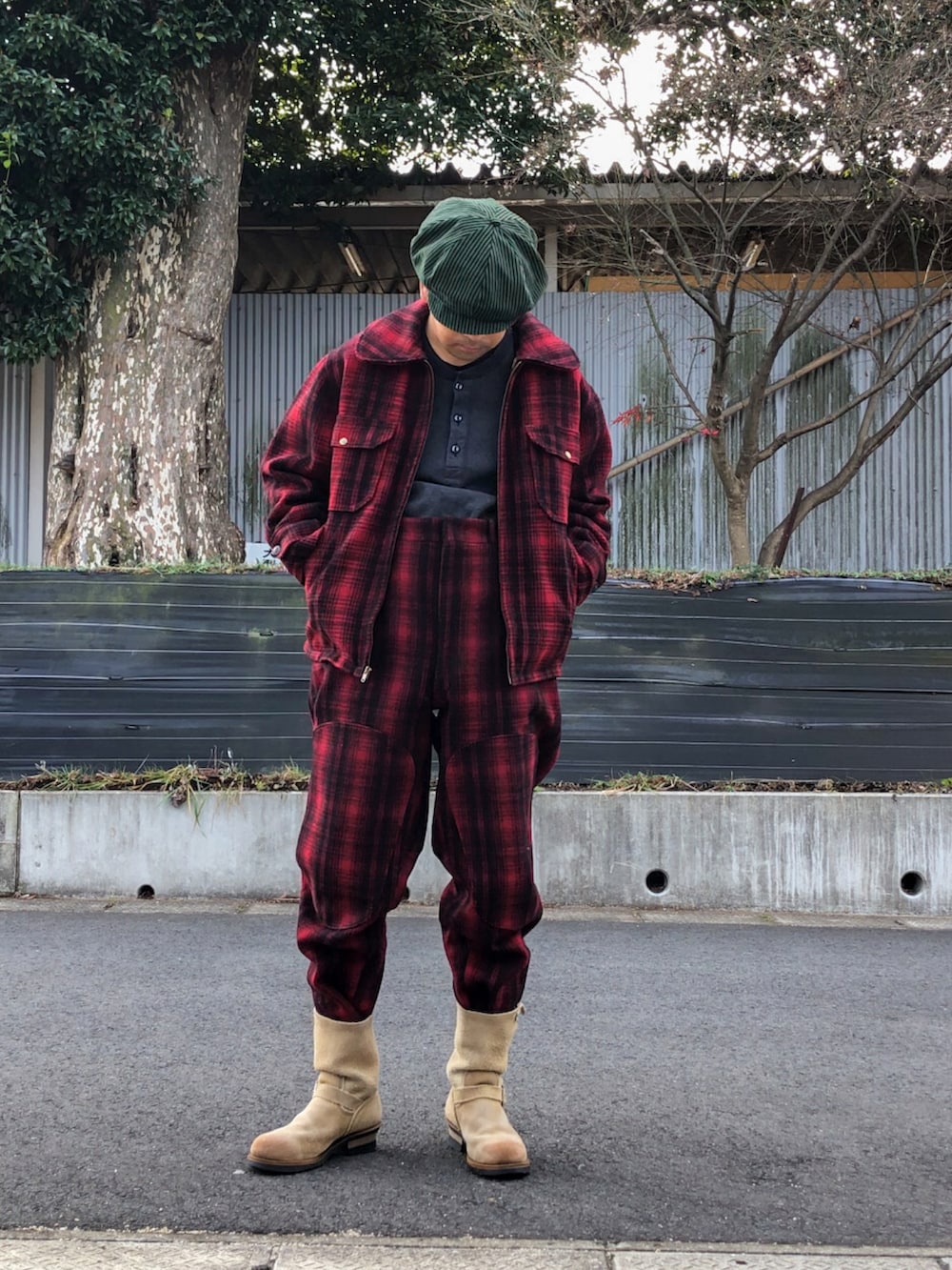 ベージュ系のブーツ、レッド系のその他パンツ、レッド系のジャケット/アウターを着用したメンズの冬コーディネートの3枚目の写真