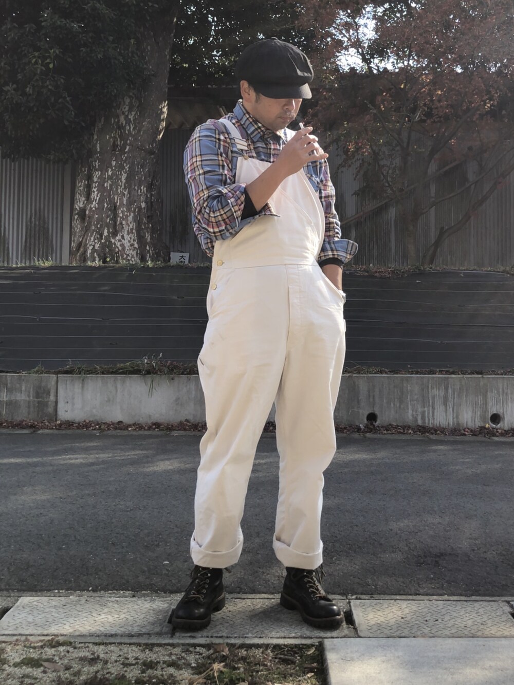 ブラック系のブーツ、ホワイト系のサロペット/オーバーオール、ブルー系のカバーオールを着用したメンズの冬コーディネートの2枚目の写真