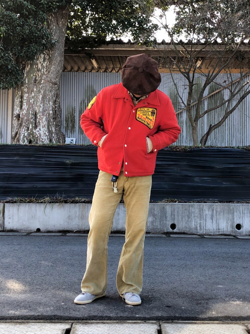 ベージュ系のその他パンツ、レッド系のスタジャン、ブラウン系のキャスケットを着用したメンズの冬コーディネートの2枚目の写真