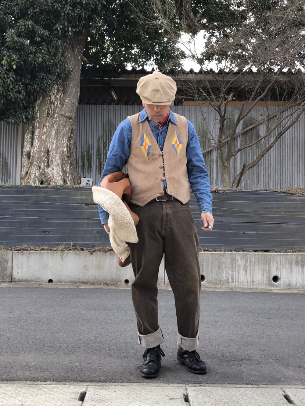 ブラック系のブーツ、ブラウン系のデニムパンツ、ブルー系のシャツ/ブラウスを着用したメンズの冬コーディネートの2枚目の写真