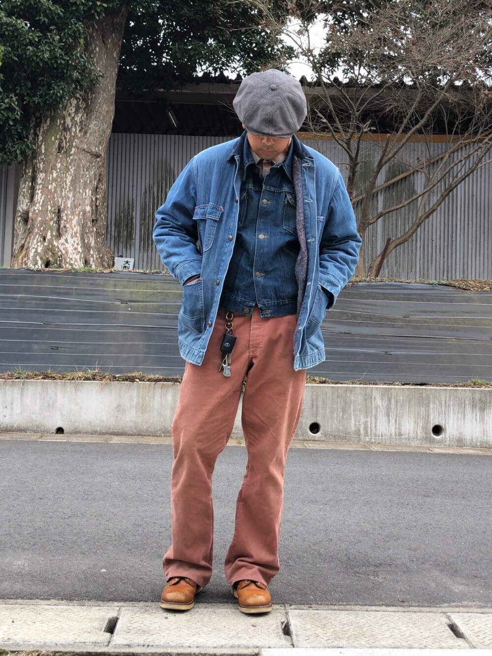 ブラウン系のブーツ、ピンク系のパンツ、ブルー系のカバーオールを着用したメンズの冬コーディネートの2枚目の写真