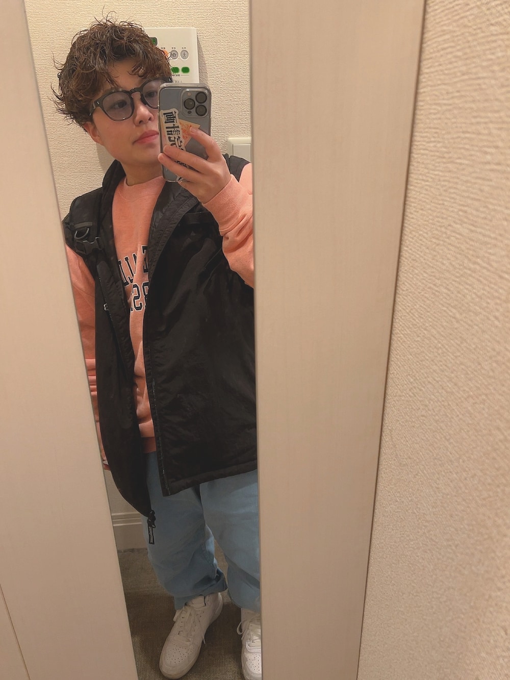 ブラック系のその他アウター、ピンク系のスウェット、ブルー系のデニムパンツを着用したメンズの春コーディネートの2枚目の写真