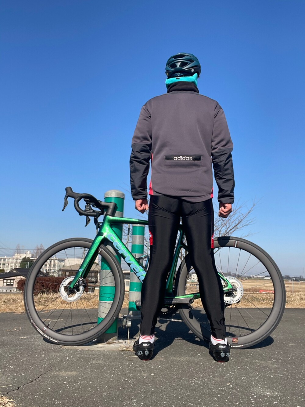 「adidas、Columbia、FILA、GIRO、Gioldana、SIDI、cervevelo、サイクリング、サイクリングジャージ、サイクリングパンツ、ロードバイク、ツーリング、冬のコーデ、スポーツ」｜「adidasのアイテム（その他アウター、レッド系）」を使った、Tore@minさん（メンズ・174cm）の冬コーディネートの3枚目の写真