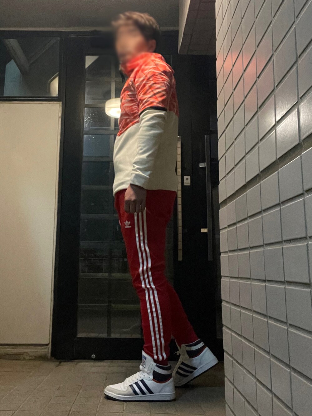 「春服デビュー宣言、adidas、トラックパンツ、フーディー、バスケットシューズ、スウェットコーデ、テーパードパンツ、レッドコーデ、スポーツミックス、スポーティ」｜「adidas Originalsのアイテム（スウェットパンツ、レッド系）」を使った、Tore@minさん（メンズ・174cm）の春コーディネートの4枚目の写真