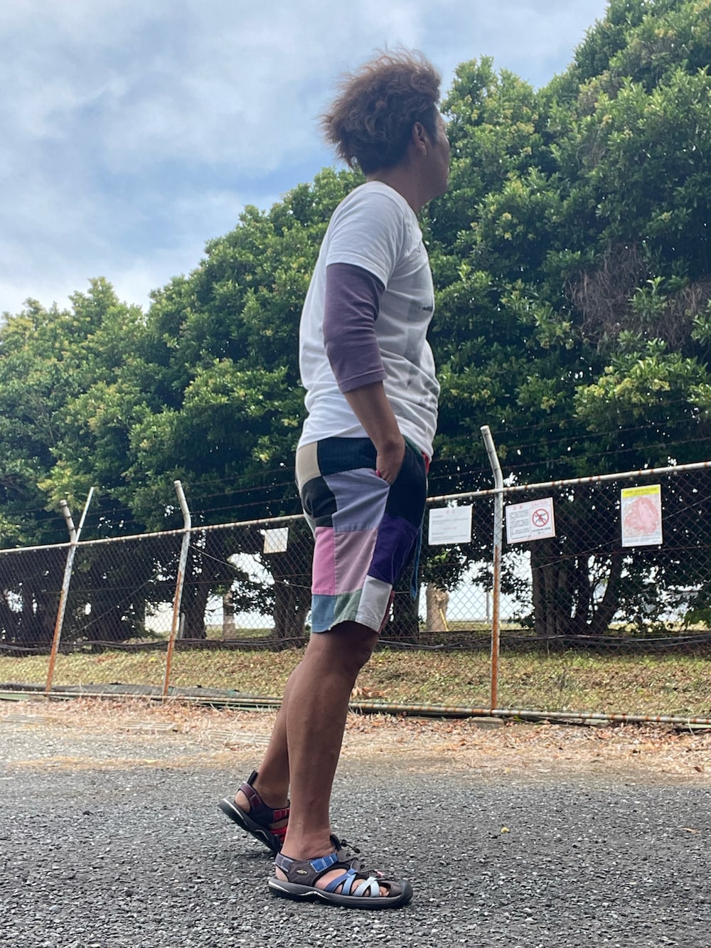 「休日スタイル、夏コーデ、ARTESANIA、mossimo、keen、パッチワーク柄、シンプルコーデ」｜「Mossimoのアイテム（Tシャツ/カットソー、パープル系）」を使った、Tore@minさん（メンズ・174cm）の春コーディネートの4枚目の写真
