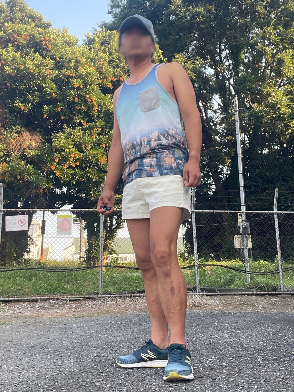 ブルー系のスニーカー、ブルー系のタンクトップ、ホワイト系のパンツを着用したメンズの夏コーディネートの5枚目の写真