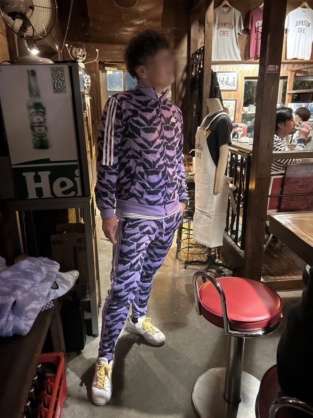 「adidas、冬コーデ、忘年会」｜「adidas Originalsのアイテム（スウェット、パープル系）」を使った、Tore@minさん（メンズ・174cm）の冬コーディネートの5枚目の写真
