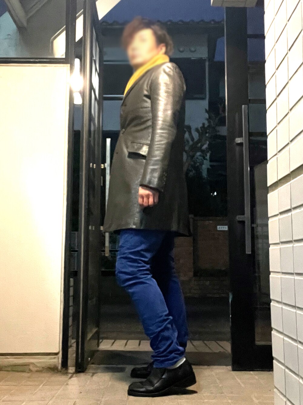 「291295＝HOMME、MARITHE+FRANCOIS GIRBAUD、HUDSON、MEN'S FLANDRE、navy、冬コーデ、大人コーデ、ハード系コーデ、革コート、マフラー、革コーデ、革靴、コーデュロイパンツ」｜「MARITHE + FRANCOIS GIRBAUDのアイテム（パンツ、ブルー系）」を使った、Tore@minさん（メンズ・174cm）の冬コーディネートの4枚目の写真