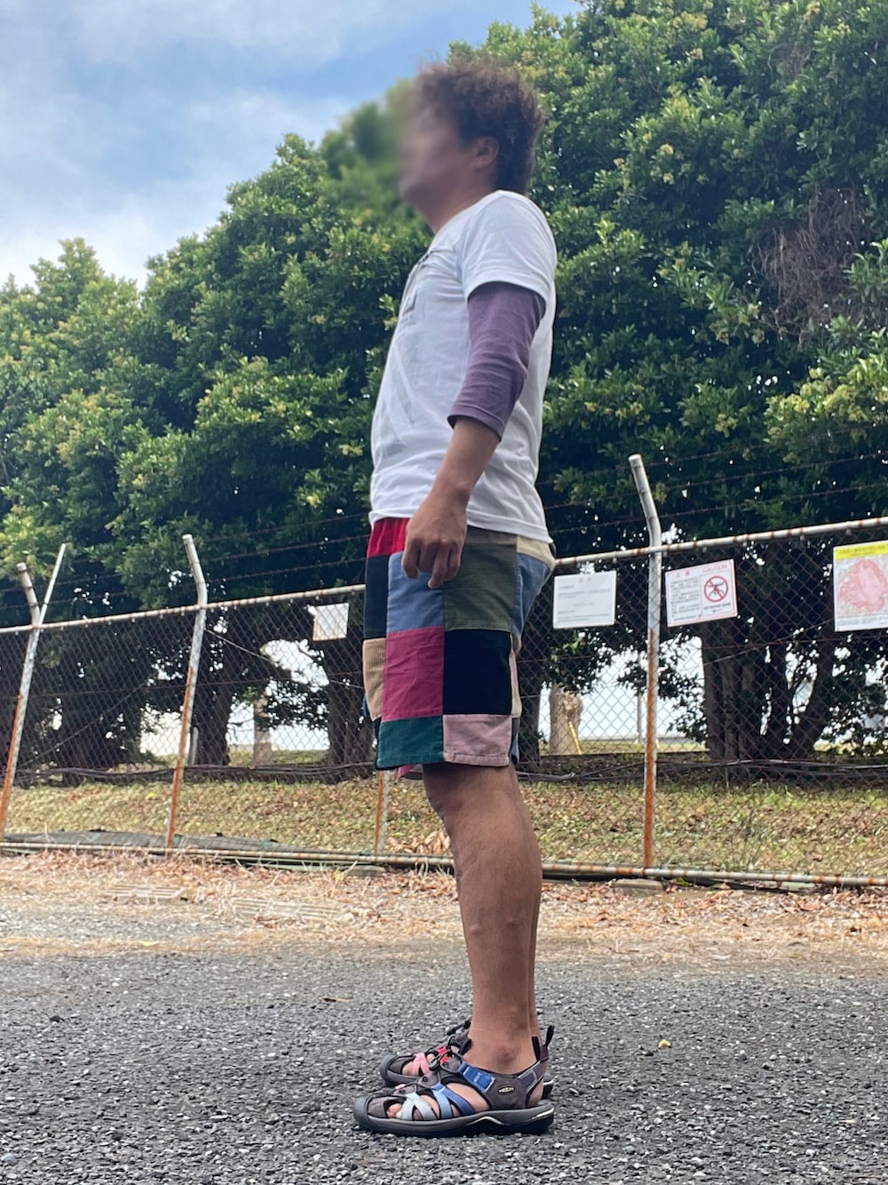 「休日スタイル、夏コーデ、ARTESANIA、mossimo、keen、パッチワーク柄、シンプルコーデ」｜「Mossimoのアイテム（Tシャツ/カットソー、パープル系）」を使った、Tore@minさん（メンズ・174cm）の春コーディネートの2枚目の写真