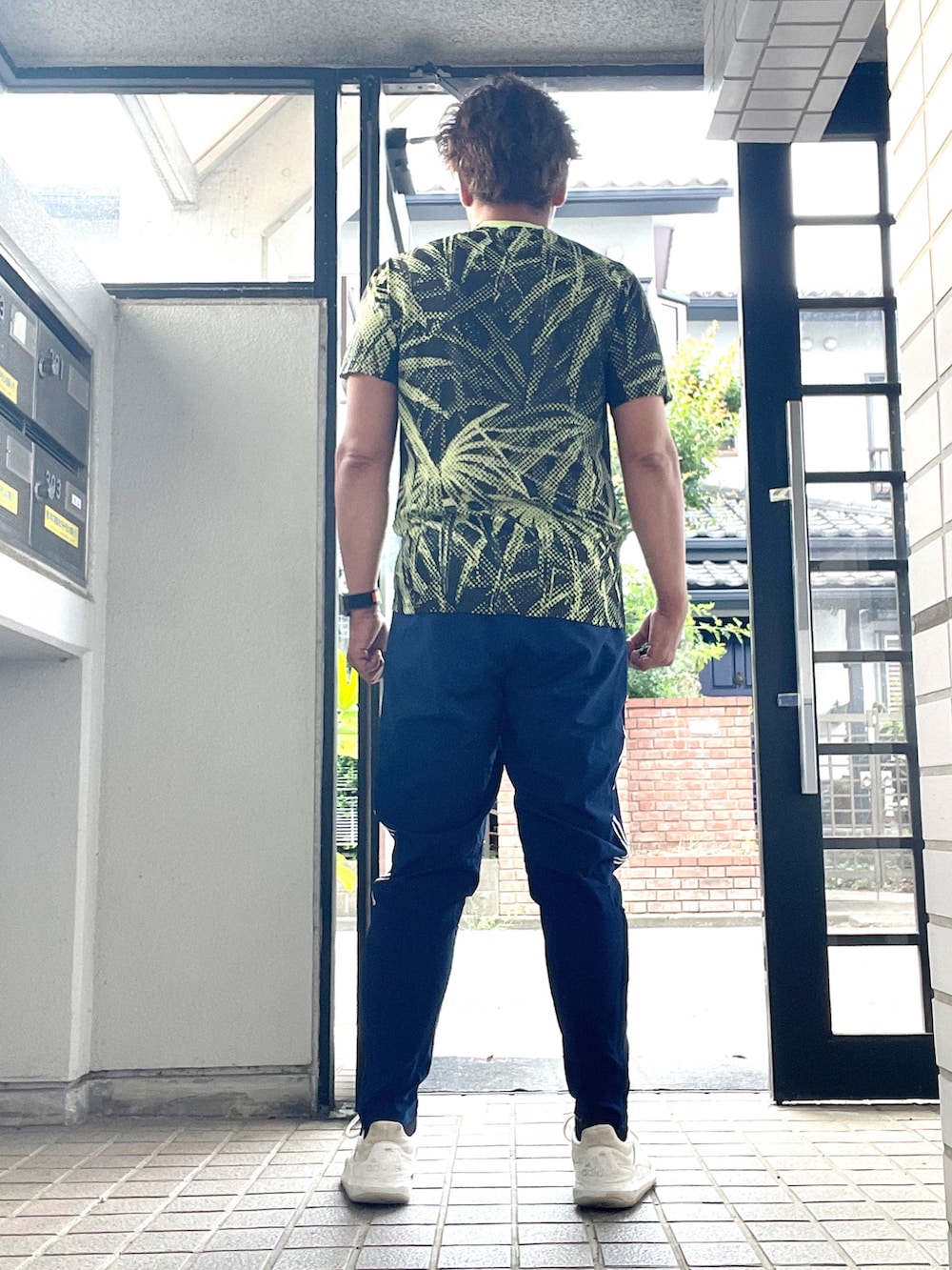 「adidas、夏コーデ、トレーニング、スポーツウェア、アバンギャルド」｜「adidasのアイテム（Tシャツ/カットソー、グリーン系）」を使った、Tore@minさん（メンズ・174cm）の夏コーディネートの3枚目の写真