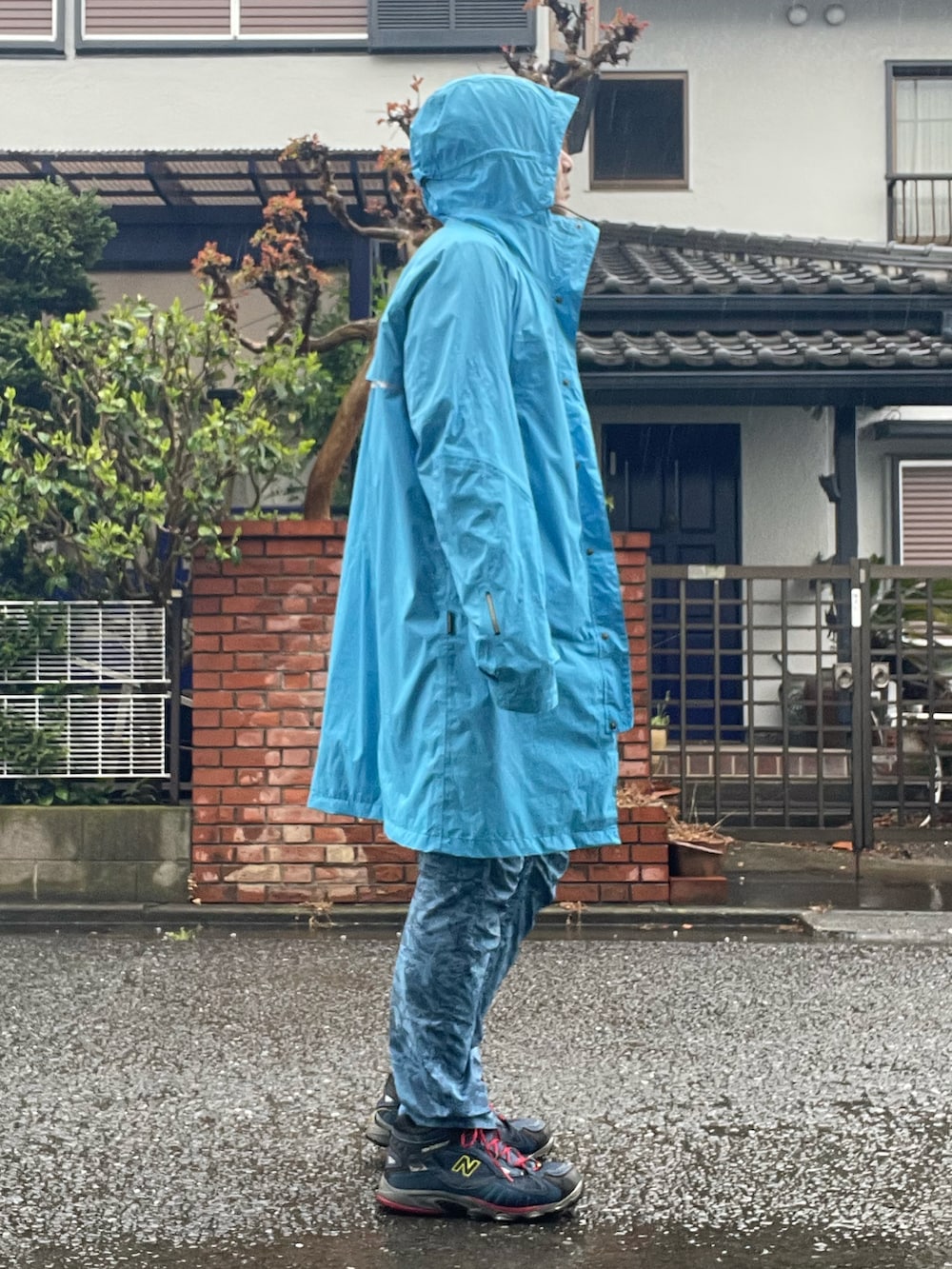 「休日スタイル、いまどきジャケット写真、adidas、castelli、Champion、FieldCore、WORKMAN、New Balance、雨の日コーデ、アウドドアスタイル、レインポンチョ、登山、ゴアデックス」｜「Fieldcore(WORKMAN)のアイテム（パンツ、ブルー系）」を使った、Tore@minさん（メンズ・174cm）の春コーディネートの2枚目の写真