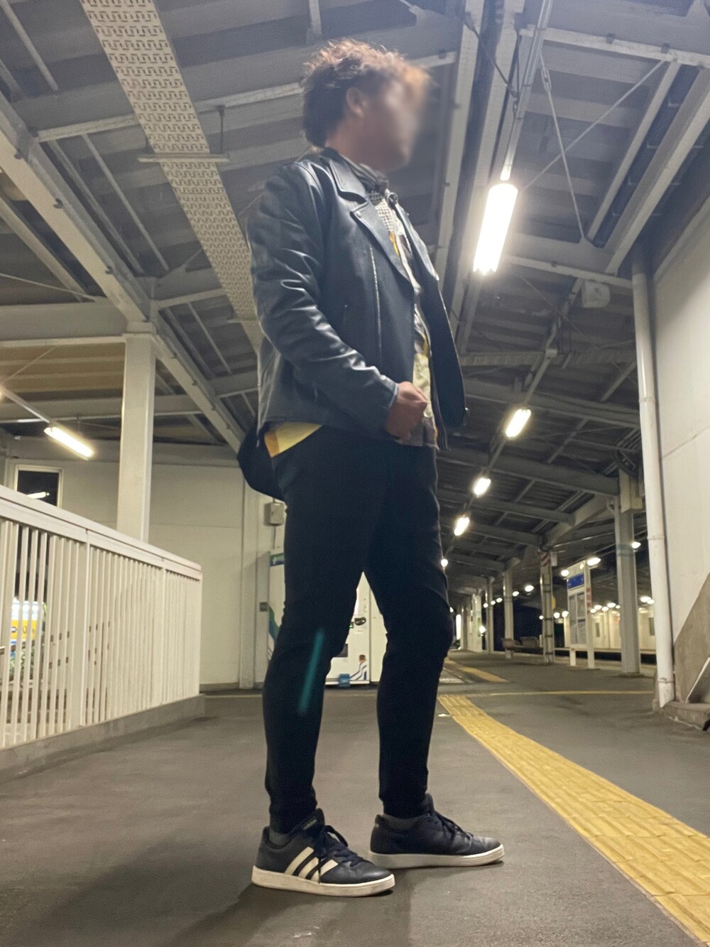 「AVIREX、河谷シャツ、joker、adidas、冬コーデ、ロックテイスト、ライダースジャケット、派手シャツ、ストレッチパンツ、スキニーパンツ」｜「AVIREXのアイテム（モッズコート、ブルー系）」を使った、Tore@minさん（メンズ・174cm）の秋コーディネートの2枚目の写真