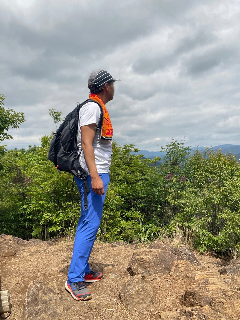 「adidas、terrex、登山、ハイキング、天覧山、多峯主山、夏コーデ、トレイル、ゴルフウェア、Tシャツ、スラックス」｜「adidasのアイテム（スラックス、ブルー系）」を使った、Tore@minさん（メンズ・174cm）の春コーディネートの4枚目の写真