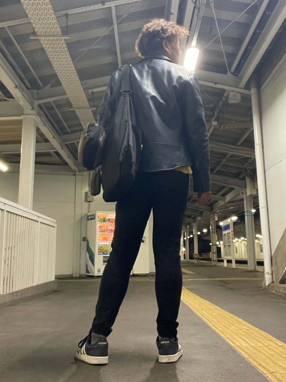 「AVIREX、河谷シャツ、joker、adidas、冬コーデ、ロックテイスト、ライダースジャケット、派手シャツ、ストレッチパンツ、スキニーパンツ」｜「AVIREXのアイテム（モッズコート、ブルー系）」を使った、Tore@minさん（メンズ・174cm）の秋コーディネートの3枚目の写真