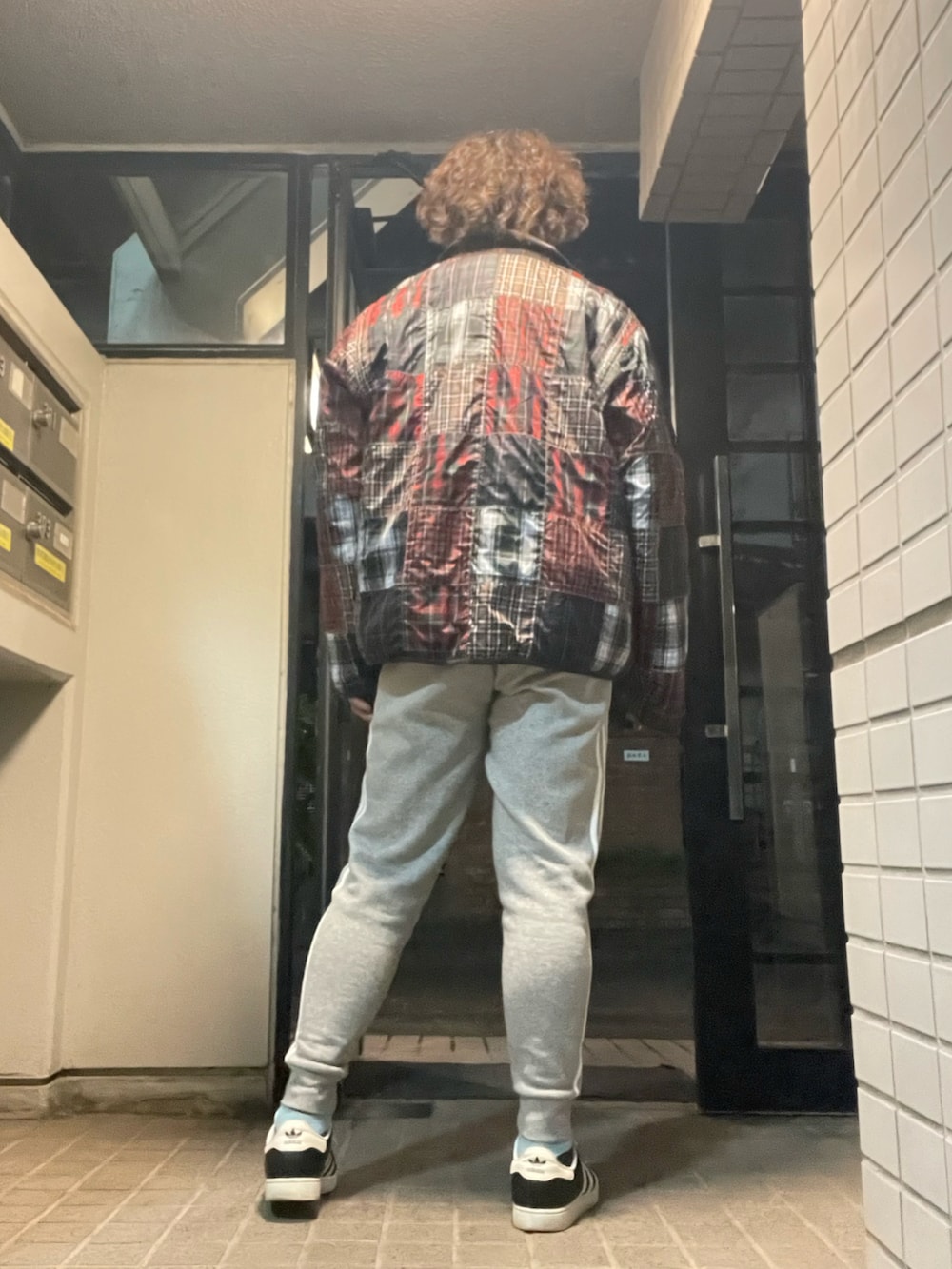 「新星WEARISTAにエントリー、近所の飲み会コーデ、ストリートカジュアル、stussy、adidas、adidas originals」｜「adidas Originalsのアイテム（スニーカー、ブラック系）」を使った、Tore@minさん（メンズ・174cm）の冬コーディネートの3枚目の写真