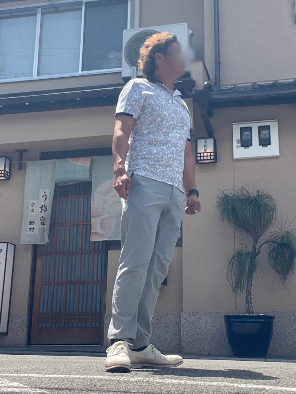 「adidas、clarks、DUARIG、夏コーデ、ビジネススタイル、ポロシャツ、らくちんパンツ、スラックス、きれいめカジュアル」｜「Clarksのアイテム（ドレスシューズ、ホワイト系）」を使った、Tore@minさん（メンズ・174cm）の夏コーディネートの5枚目の写真