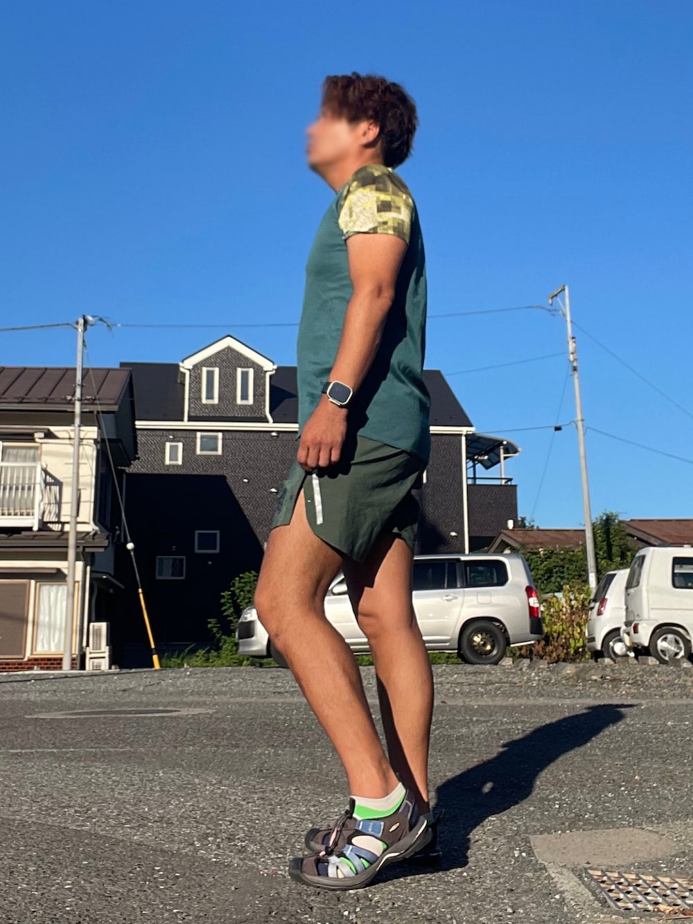 「adidas、keen、夏コーデ、休日コーデ、リラックススタイル、スポーツ、トレーニング、Tシャツ、ハーフパンツ、ランニングパンツ」｜「KEENのアイテム（サンダル、その他）」を使った、Tore@minさん（メンズ・174cm）の夏コーディネートの2枚目の写真