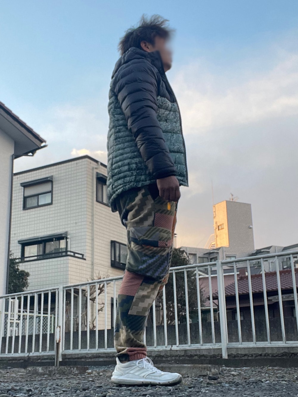 「adidas、adidas originals、冬コーデ、カモ柄、派手、ダウンジャケット、スウェットパンツ、スニーカー、パーカー、リラックススタイル、ゆったりコーデ」｜「adidasのアイテム（ダウンジャケット/コート、グレー系）」を使った、Tore@minさん（メンズ・174cm）の冬コーディネートの2枚目の写真