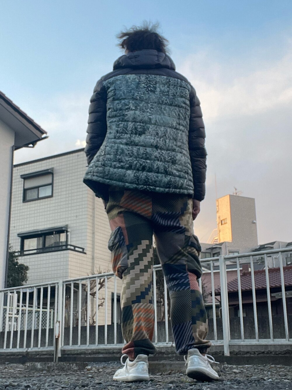 「adidas、adidas originals、冬コーデ、カモ柄、派手、ダウンジャケット、スウェットパンツ、スニーカー、パーカー、リラックススタイル、ゆったりコーデ」｜「adidasのアイテム（ダウンジャケット/コート、グレー系）」を使った、Tore@minさん（メンズ・174cm）の冬コーディネートの3枚目の写真