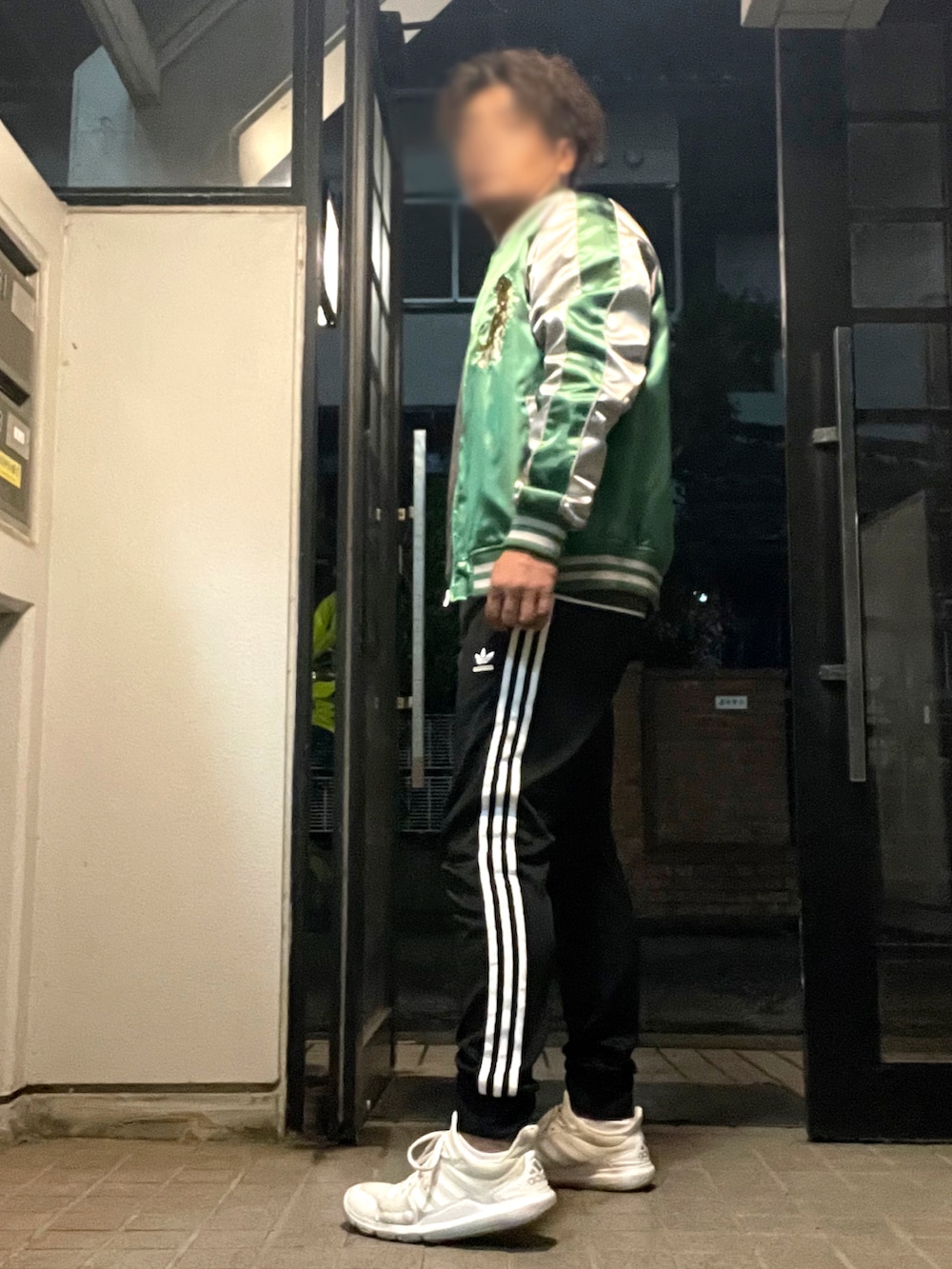 「お出かけコーデ日記、朧、RUSSELL ATHLETIC、adidas、adidas originals、春コーデ、スカジャン、トラックパンツ、スニーカー、トレーナー、スウェット」｜「朧のアイテム（スカジャン、グリーン系）」を使った、Tore@minさん（メンズ・174cm）の春コーディネートの2枚目の写真