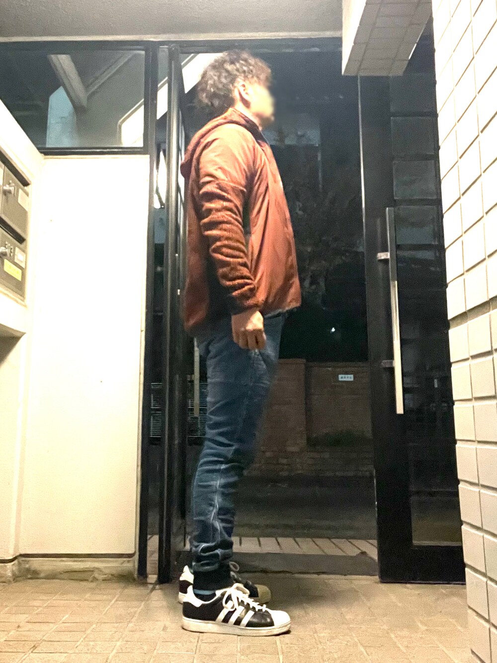 「JOHN SMEDLEY、GAP、adidas、MARITHE+FRANCOIS GIRBAUD、adidas originals、秋コーデ、近所の飲み会コーデ、パーマ、デニムスウェット、スーパースター」｜「MARITHE + FRANCOIS GIRBAUDのアイテム（パンツ、ブルー系）」を使った、Tore@minさん（メンズ・174cm）の秋コーディネートの4枚目の写真