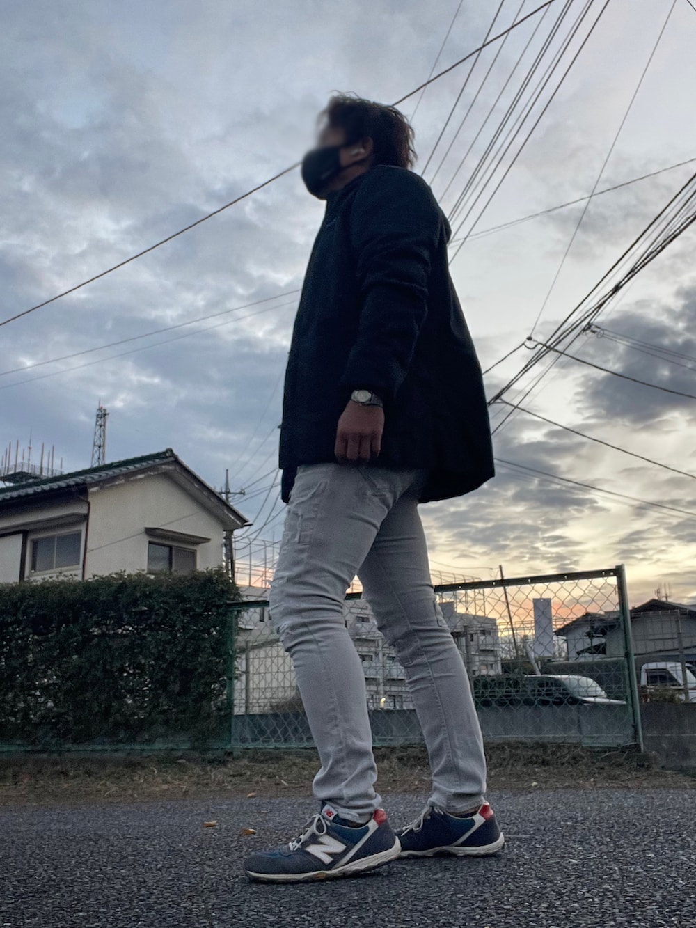 「adidas originals、New Balance、URBAN RESEARCH、e-JEANS、冬コーデ、近所の飲み会コーデ、スリムデニム、ペールトーン、ニット、スニーカー」｜「URBAN RESEARCHのアイテム（ニット/セーター、パープル系）」を使った、Tore@minさん（メンズ・174cm）の冬コーディネートの2枚目の写真