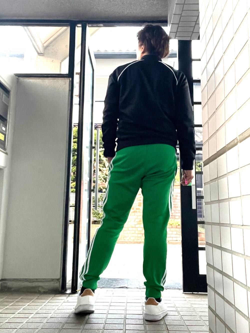 「adidas originals、adidas、休日スタイル、トラックパンツ、トラックジャケット、スニーカー、カジュアルコーデ、セットアップ、セットアップ崩し」｜「adidasのアイテム（スニーカー、ホワイト系）」を使った、Tore@minさん（メンズ・174cm）の冬コーディネートの3枚目の写真