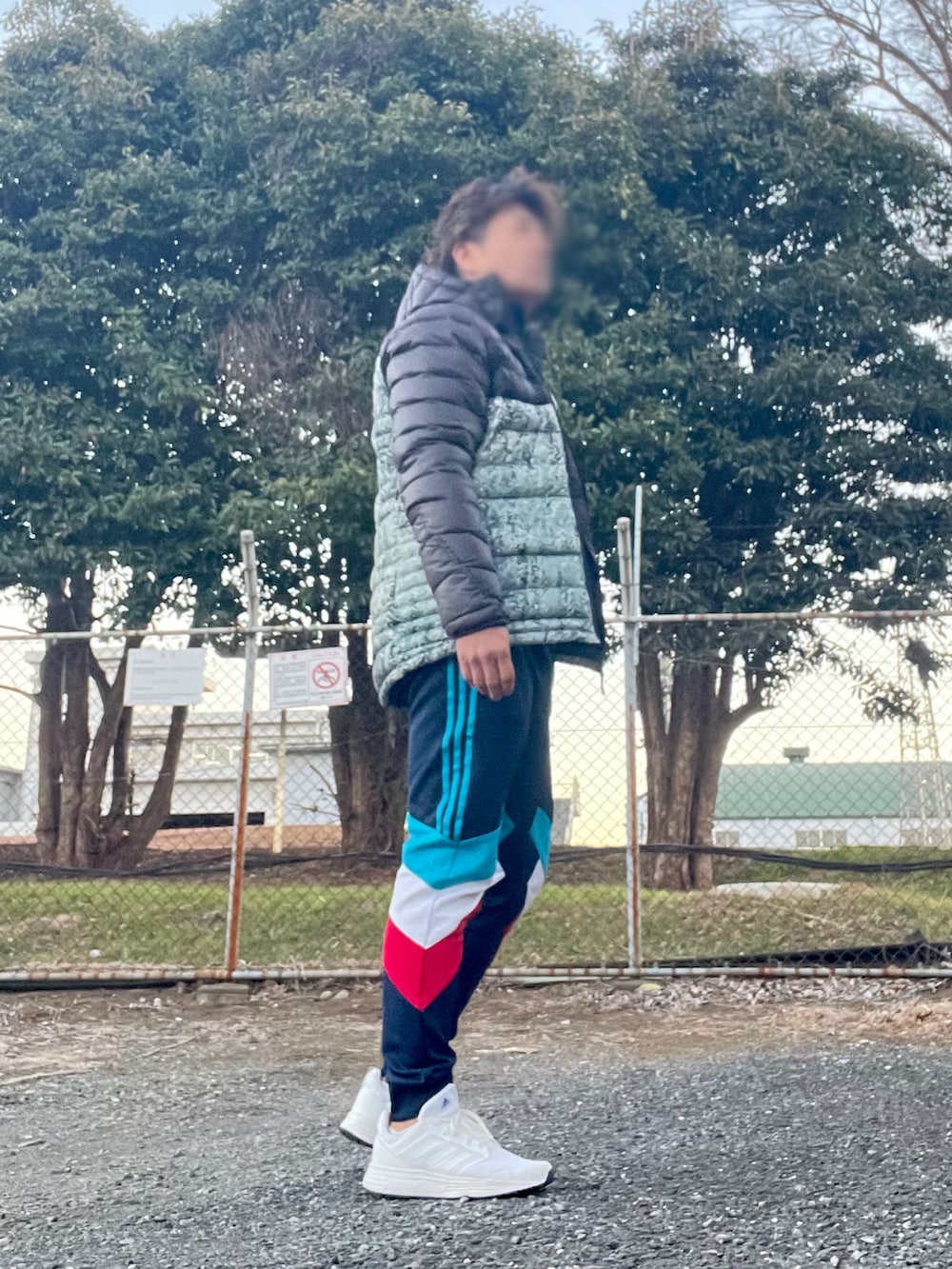「adidas、adidas originals、春のおしゃ見えテクニック、セットアップ、スポーツミックス、トラックトップ、トラックパンツ、ダウンジャケット」｜「adidasのアイテム（ダウンジャケット/コート、ブラック系）」を使った、Tore@minさん（メンズ・174cm）の春コーディネートの4枚目の写真