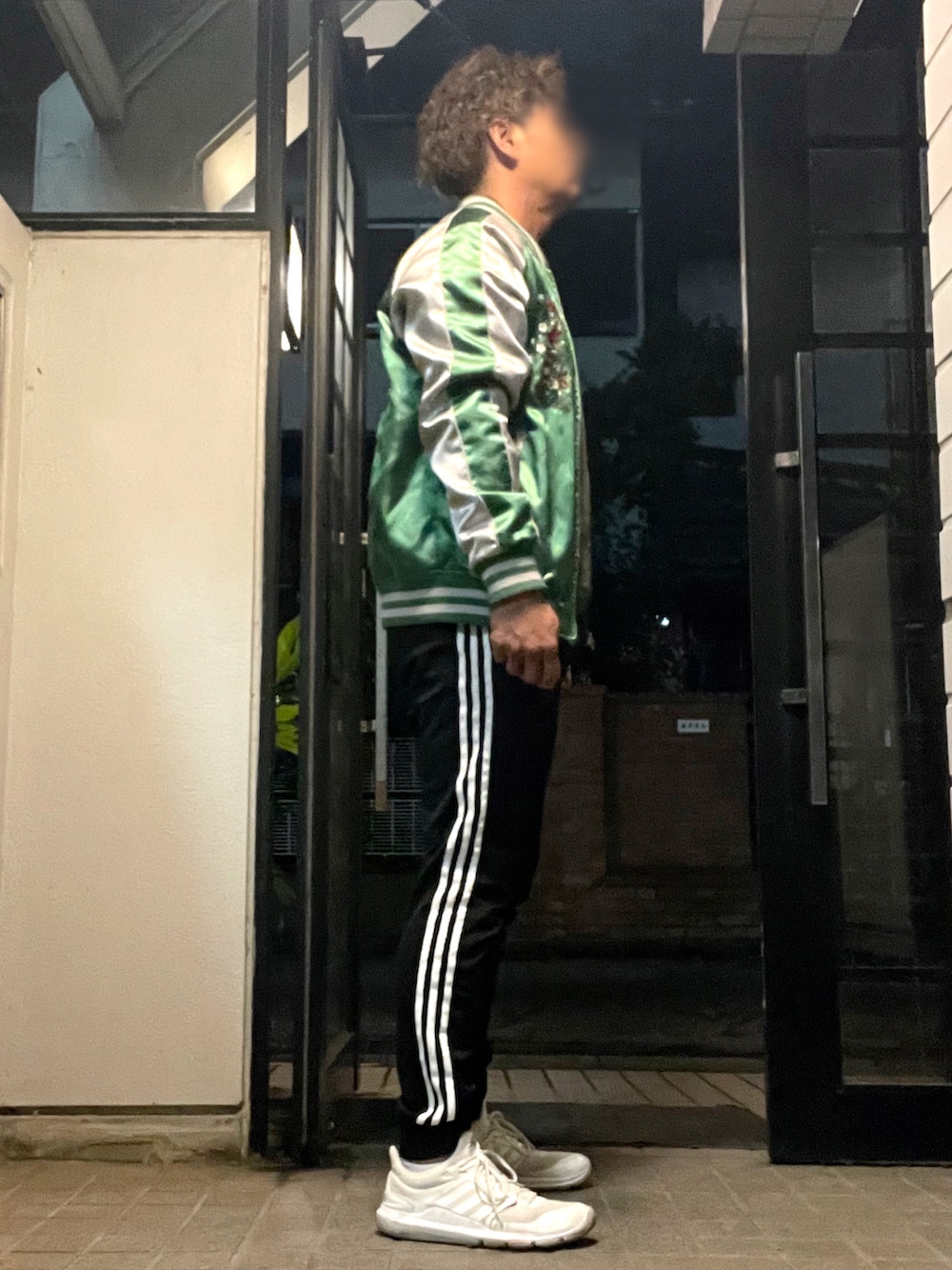 「お出かけコーデ日記、朧、RUSSELL ATHLETIC、adidas、adidas originals、春コーデ、スカジャン、トラックパンツ、スニーカー、トレーナー、スウェット」｜「朧のアイテム（スカジャン、グリーン系）」を使った、Tore@minさん（メンズ・174cm）の春コーディネートの4枚目の写真