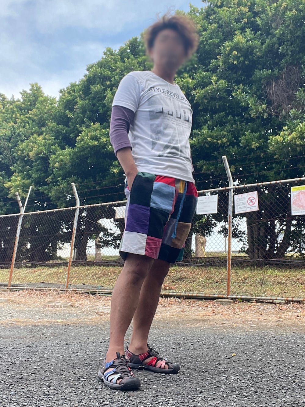「休日スタイル、夏コーデ、ARTESANIA、mossimo、keen、パッチワーク柄、シンプルコーデ」｜「Mossimoのアイテム（Tシャツ/カットソー、パープル系）」を使った、Tore@minさん（メンズ・174cm）の春コーディネートの5枚目の写真