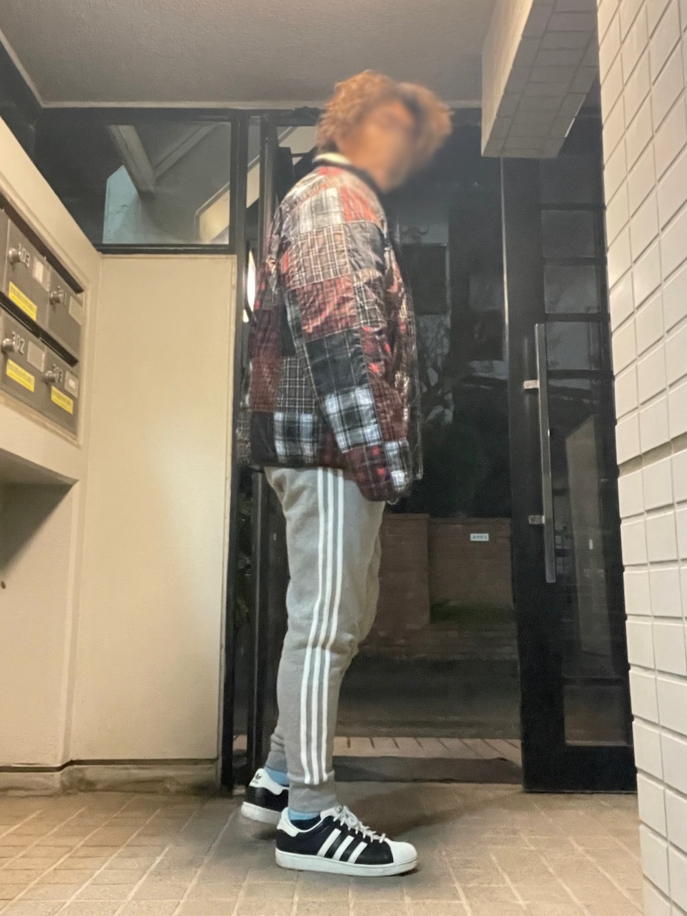 「新星WEARISTAにエントリー、近所の飲み会コーデ、ストリートカジュアル、stussy、adidas、adidas originals」｜「adidas Originalsのアイテム（スニーカー、ブラック系）」を使った、Tore@minさん（メンズ・174cm）の冬コーディネートの2枚目の写真