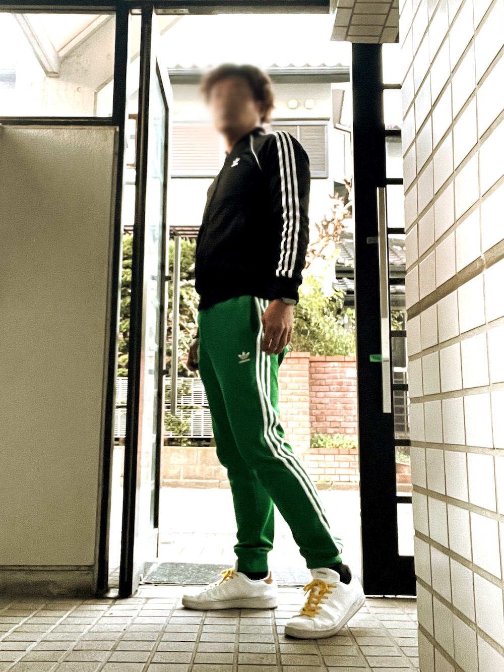 「adidas originals、adidas、休日スタイル、トラックパンツ、トラックジャケット、スニーカー、カジュアルコーデ、セットアップ、セットアップ崩し」｜「adidasのアイテム（スニーカー、ホワイト系）」を使った、Tore@minさん（メンズ・174cm）の冬コーディネートの5枚目の写真