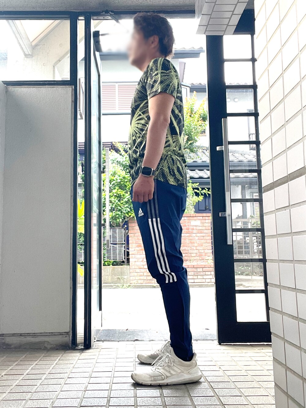 「adidas、夏コーデ、トレーニング、スポーツウェア、アバンギャルド」｜「adidasのアイテム（Tシャツ/カットソー、グリーン系）」を使った、Tore@minさん（メンズ・174cm）の夏コーディネートの2枚目の写真