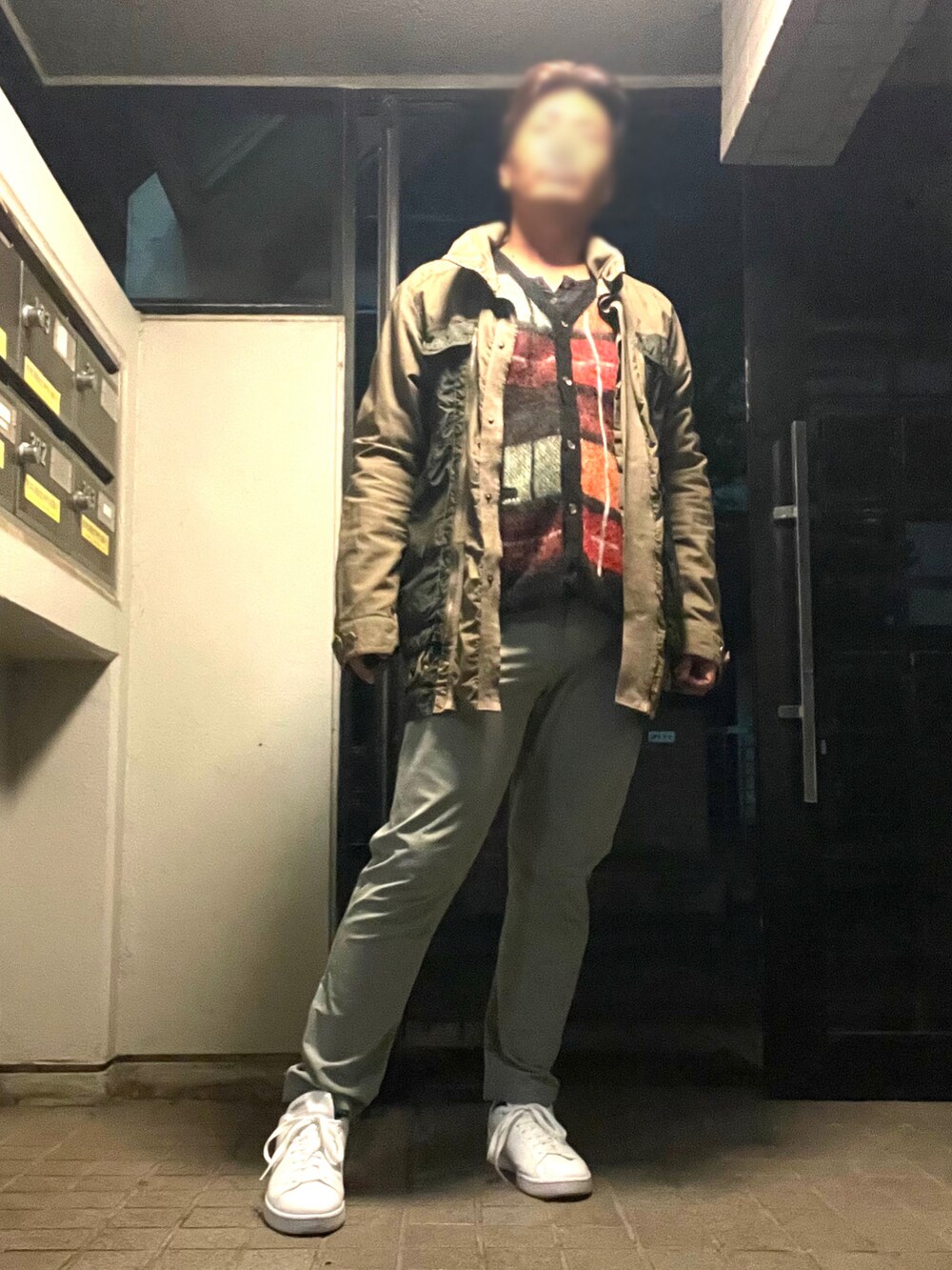 「DUARIG、MARITHE+FRANCOIS GIRBAUD、CALOLINE、WEARハロウィン2022、adidas、秋コーデ、カーディガン、近所の飲み会スタイル、スラックス、テーパードパンツ」｜「DUARIGのアイテム（その他パンツ、グレー系）」を使った、Tore@minさん（メンズ・174cm）の秋コーディネートの2枚目の写真
