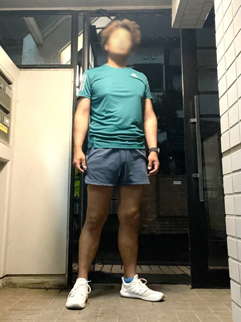 「adidas、asos、トレーニング、スポーツウェア、Tシャツ、ショートパンツ、短パン、夏コーデ」｜「adidasのアイテム（Tシャツ/カットソー、グリーン系）」を使った、Tore@minさん（メンズ・174cm）の春コーディネートの5枚目の写真