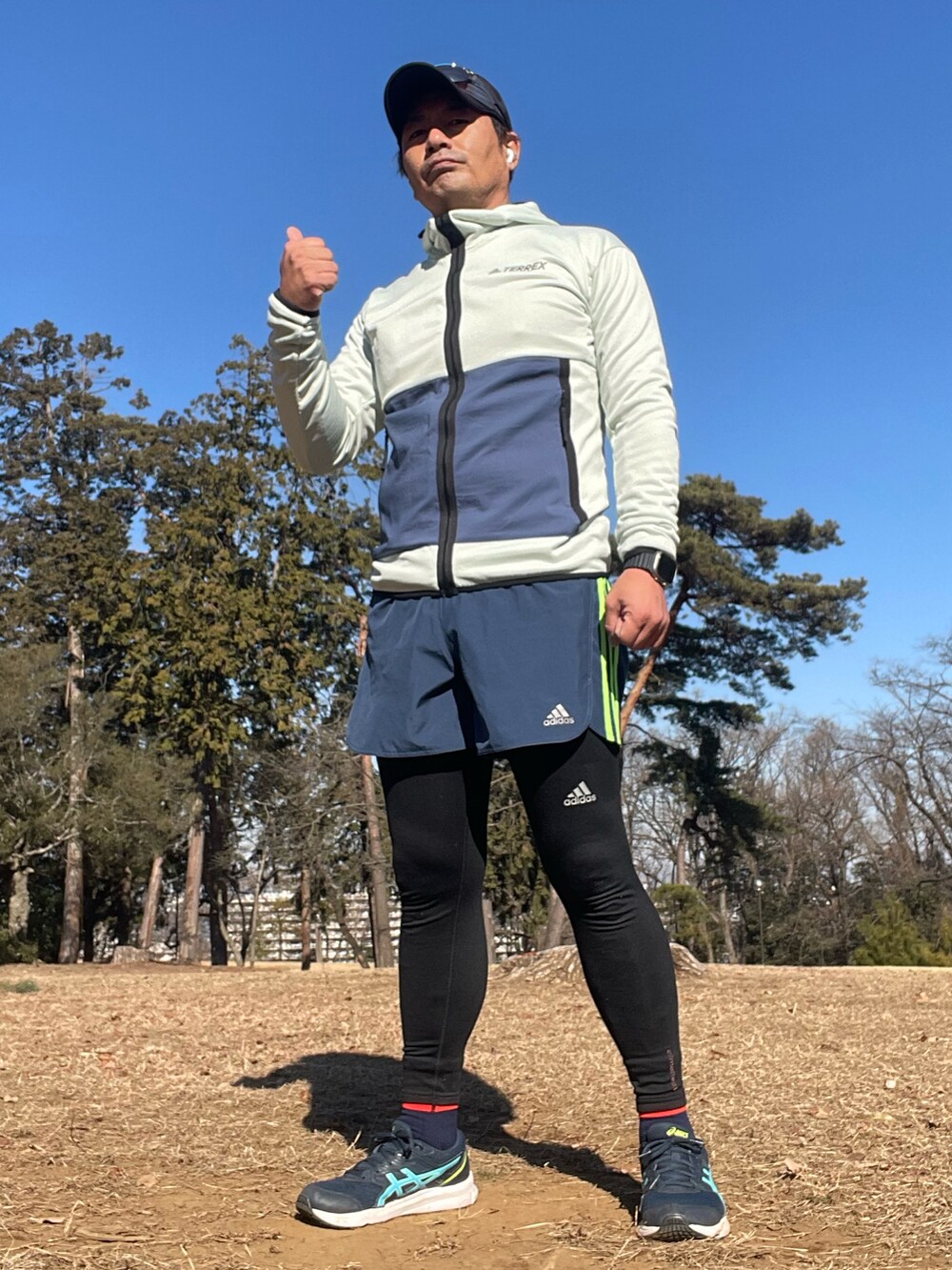 「adidas、adidas techfit、asics、冬コーデ、休日スタイル、スポーツスタイル、ランニングスタイル、ランニングウェア、ランニングシューズ、ランニングパンツ、ランニングシャツ、ランニングジャケット」｜「adidasのアイテム（マウンテンパーカー、ブルー系）」を使った、Tore@minさん（メンズ・174cm）の冬コーディネートの5枚目の写真