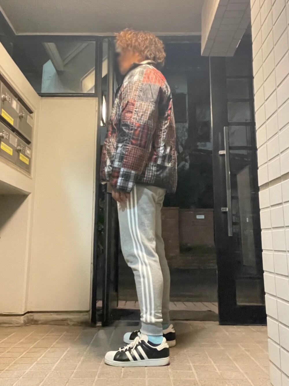 「新星WEARISTAにエントリー、近所の飲み会コーデ、ストリートカジュアル、stussy、adidas、adidas originals」｜「adidas Originalsのアイテム（スニーカー、ブラック系）」を使った、Tore@minさん（メンズ・174cm）の冬コーディネートの4枚目の写真