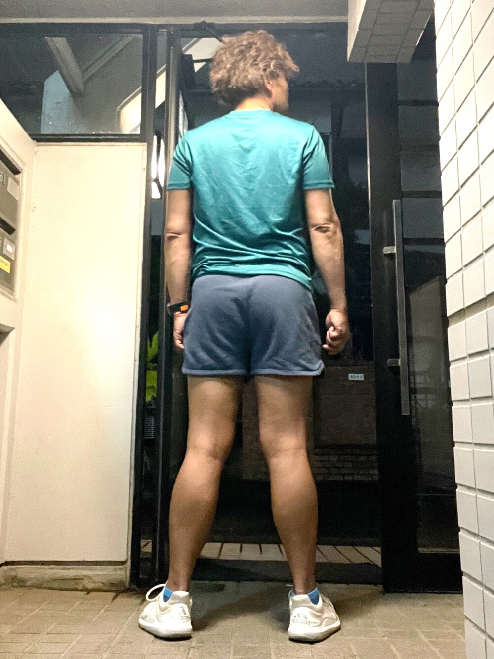 「adidas、asos、トレーニング、スポーツウェア、Tシャツ、ショートパンツ、短パン、夏コーデ」｜「adidasのアイテム（Tシャツ/カットソー、グリーン系）」を使った、Tore@minさん（メンズ・174cm）の春コーディネートの3枚目の写真